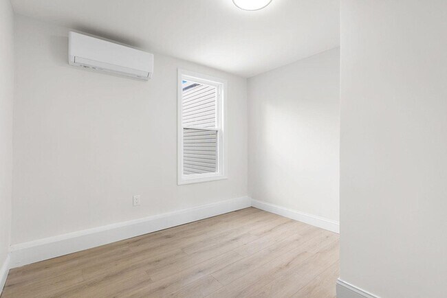 Building Photo - 173 Van Horne St