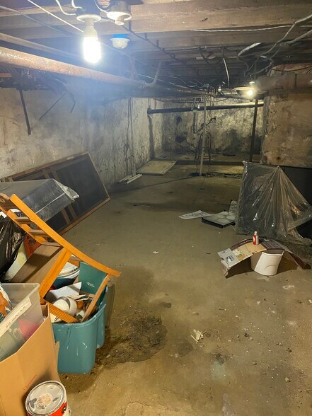 Huge Storage area - 893 Penn St