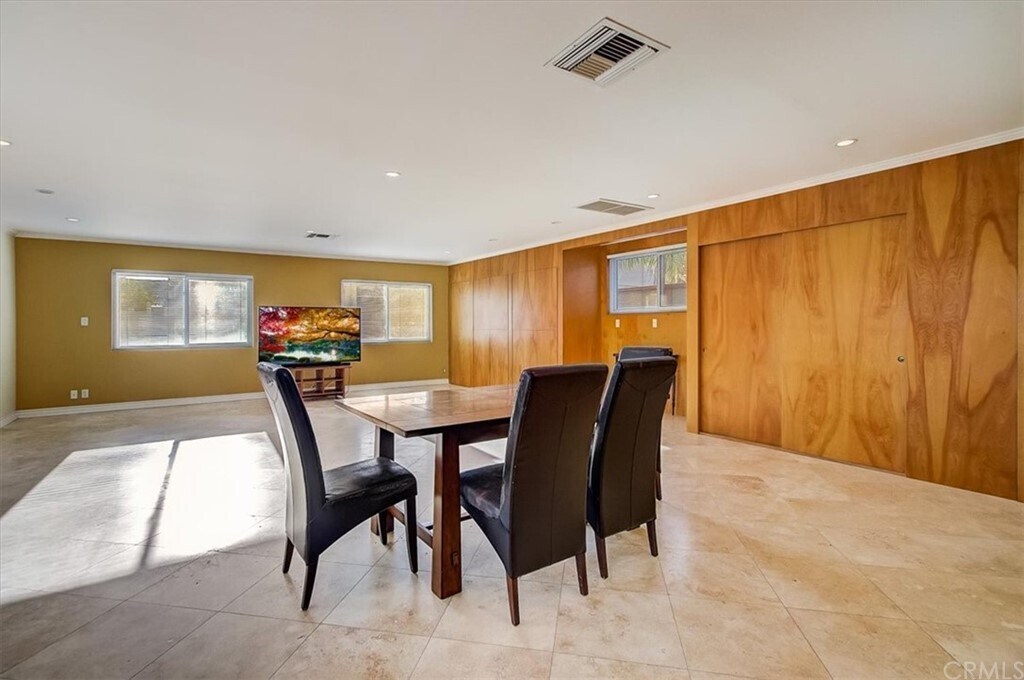https://my.matterport.com/show/?m=jzeRU6tT8Ln - 1331 N Lincoln St