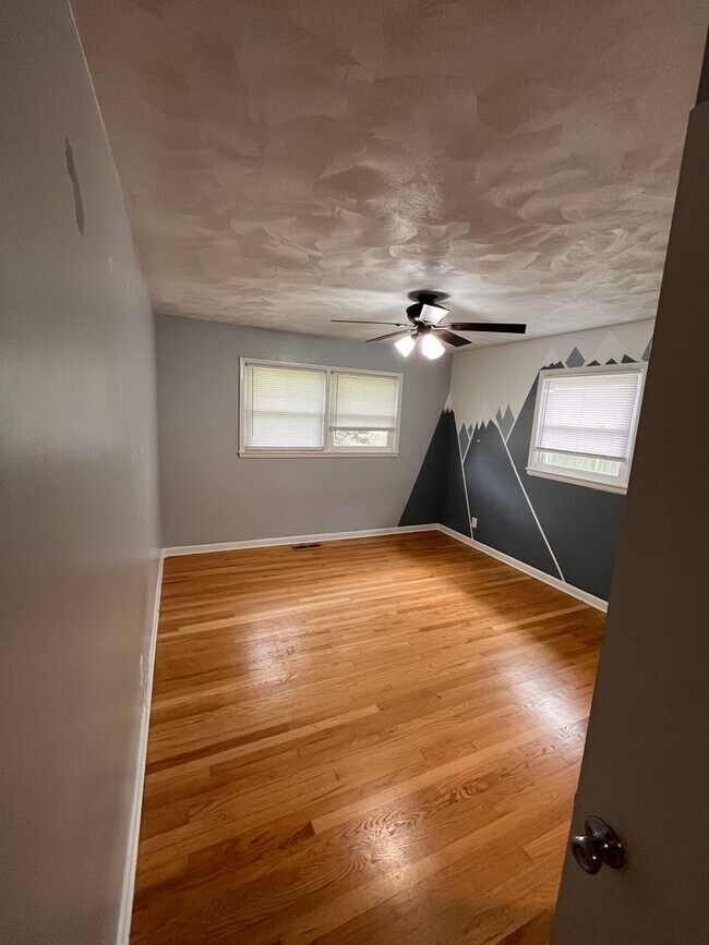 Building Photo - Upgraded 3 bed 2 bath large backyard