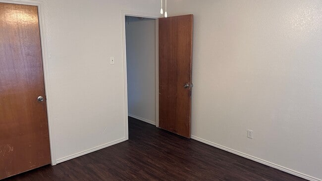 Building Photo - 2 Bedroom/2 Bathroom Duplex