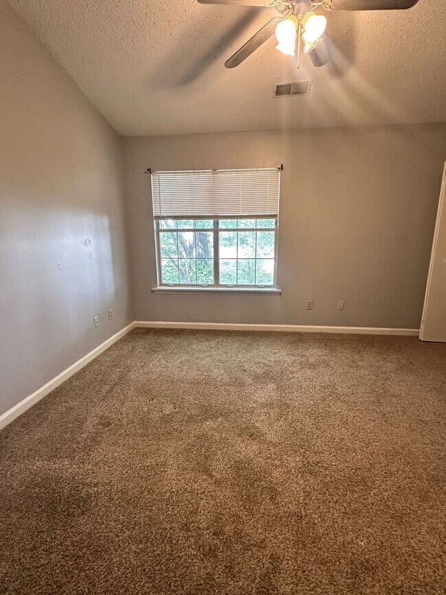 Building Photo - Coming Soon! 2 Bedroom Townhouse