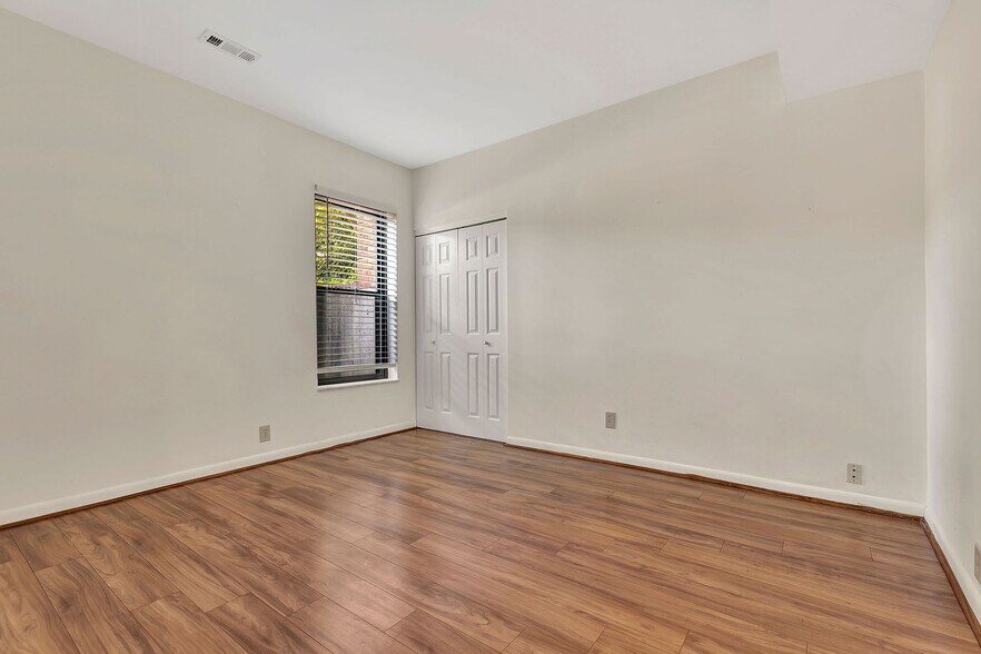 Building Photo - 558 Davenport Ave