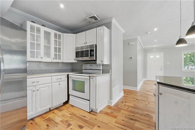 Building Photo - 3127 N Riverside Dr