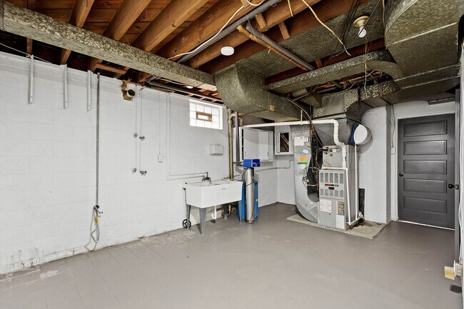 Building Photo - Stunning 3 bed, 2 bath home in East Hills available August 1!