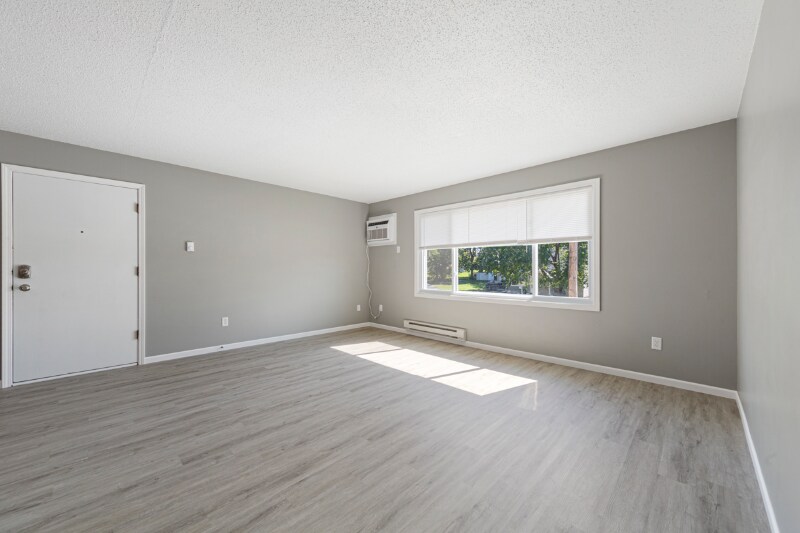 Building Photo - 1402 Division St W