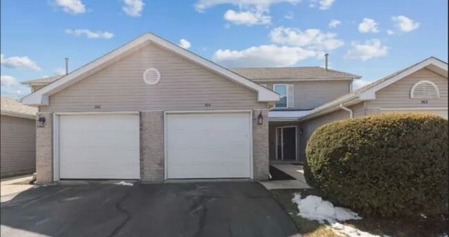 Building Photo - 2 Bedroom 1.5 Bath Spacious Townhome