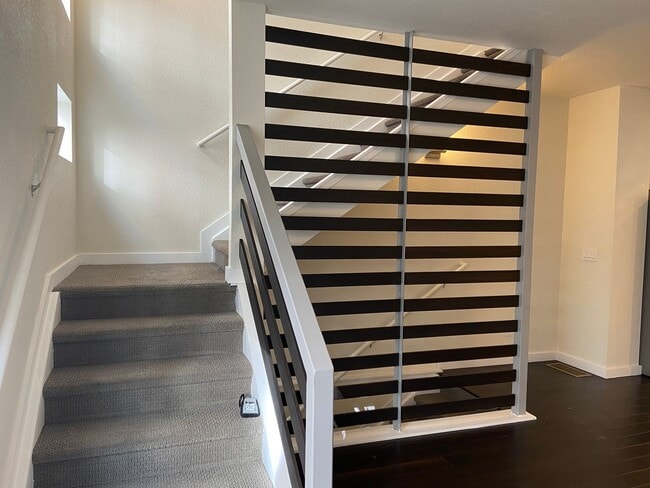 Building Photo - Modern 2 bedroom Townhome with huge Rooftop deck!!!