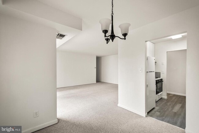 Building Photo - 3945 Lyndhurst Dr