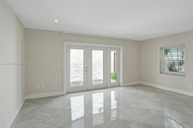 Building Photo - 7425 Silver Woods Ct