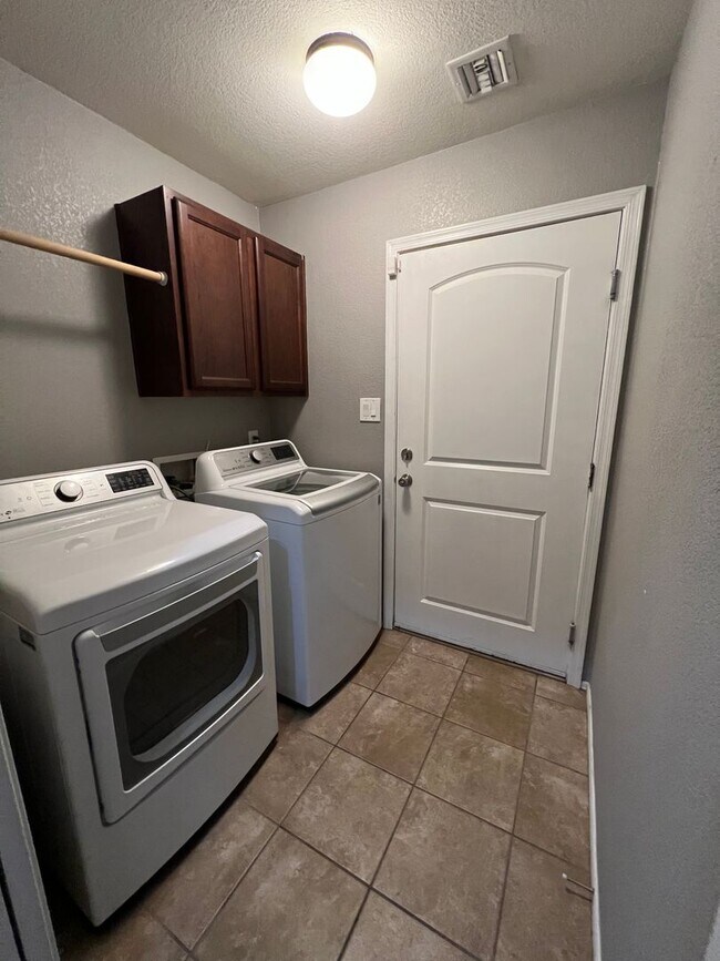 Building Photo - 3 BEDROOM HOME IN ARABY CROSSING!