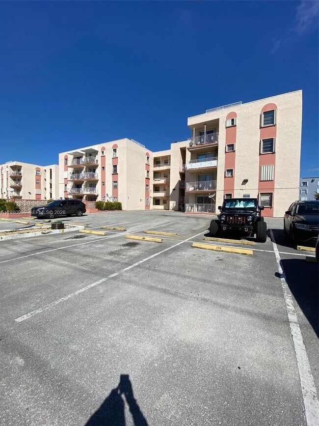 Building Photo - 6820 W Flagler St