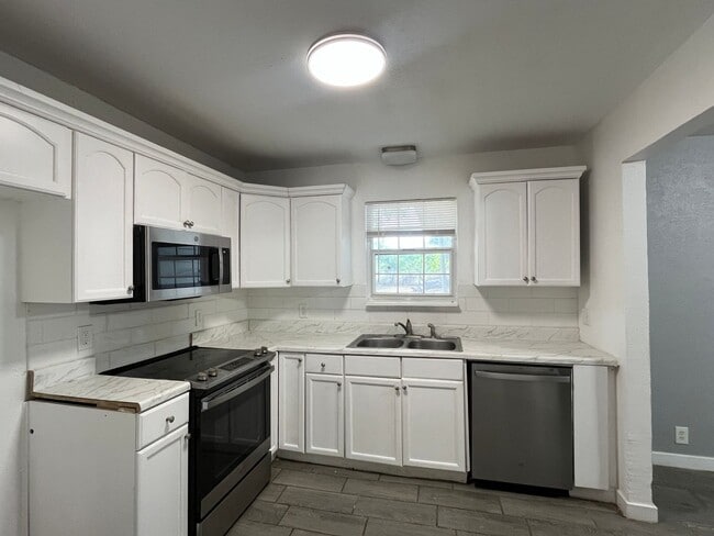 Building Photo - Four Bedroom Two Bath in Calallen School D...