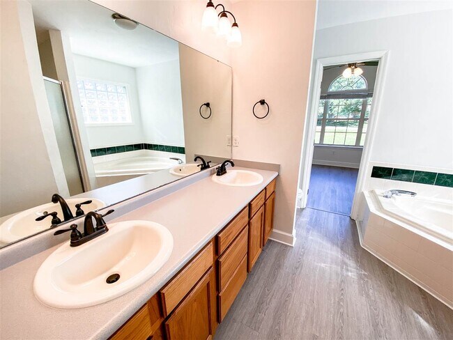 Building Photo - 1301 Sumerlin Dr