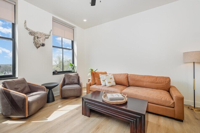 Building Photo - 301 N Mulberry St