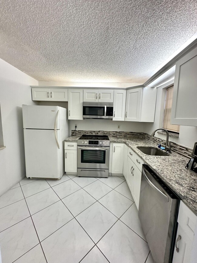 Primary Photo - 9370 SW 8th St