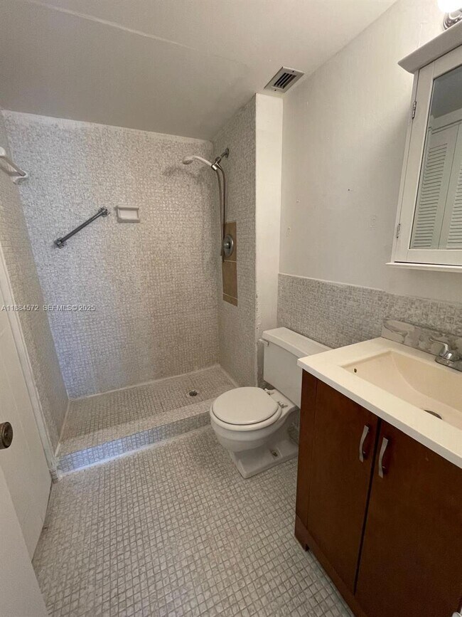 Building Photo - 1301 NE Miami Gardens Dr