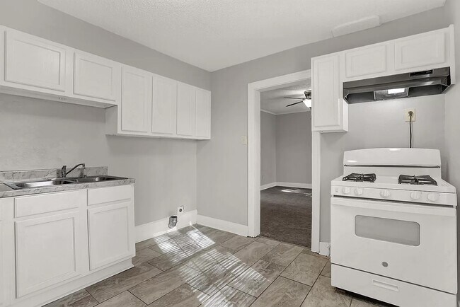 Building Photo - 3088 Manhattan Ave