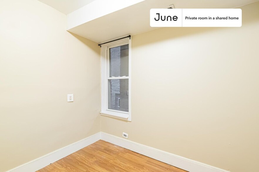 Building Photo - Private bedroom in 3 bed/1 bath Home