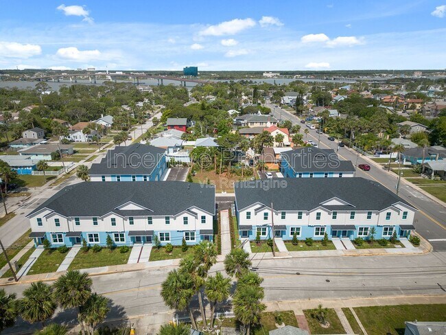 Building Photo - 454 Goodall Ave