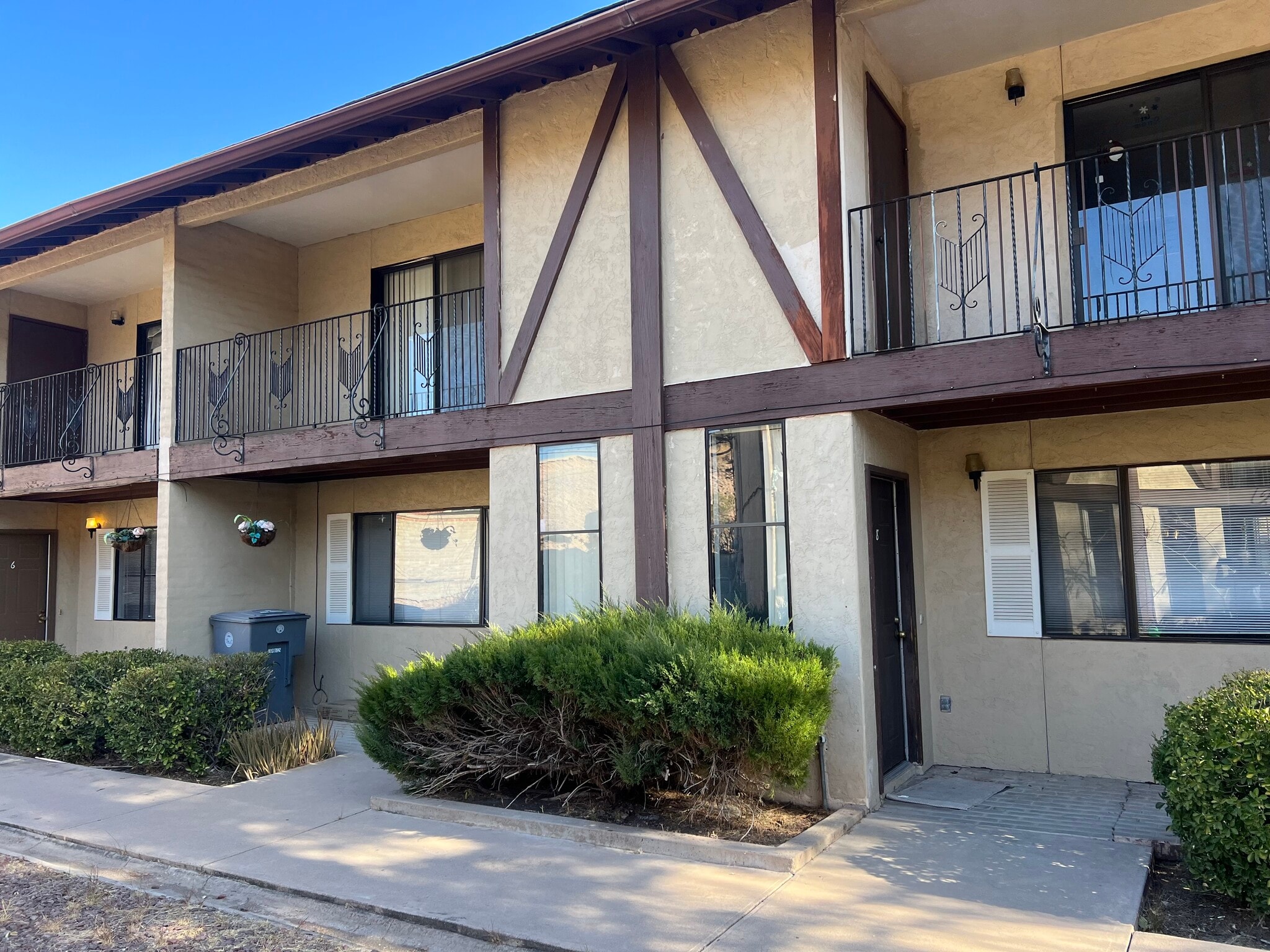 Building Photo - 797 W Mesa Verde Dr