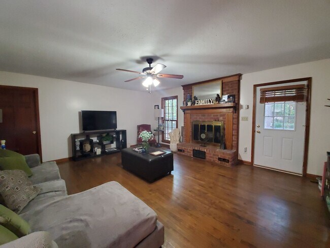 Building Photo - 225 Woodglen Dr