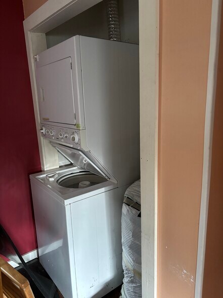 Building Photo - 2745 SE Bloomfield Rd