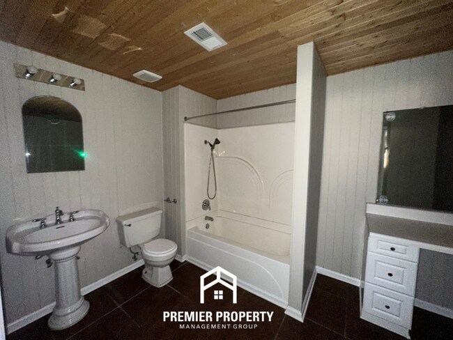 Building Photo - 2714 Gerald Ford Dr W