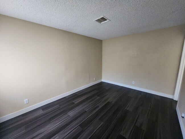 Building Photo - 1705 Breckenwood Ct