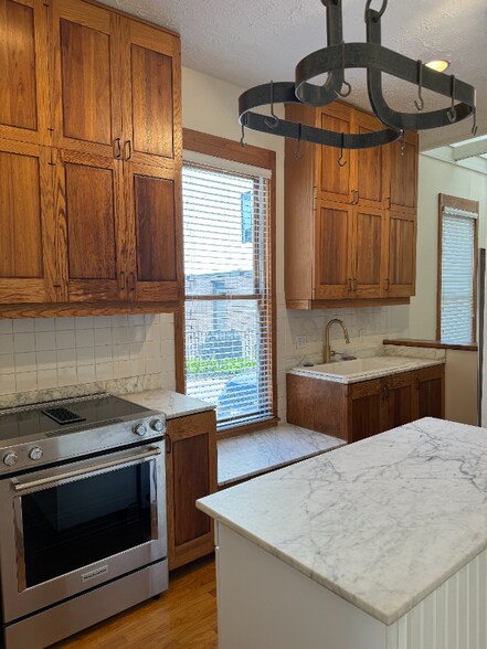 Building Photo - 814 N Park Ave