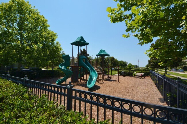 Building Photo - Beautiful 3/2 home near Lake Nona ~ Fenced In Yard ~ LVP & Tile Flooring ~ Community Pool!