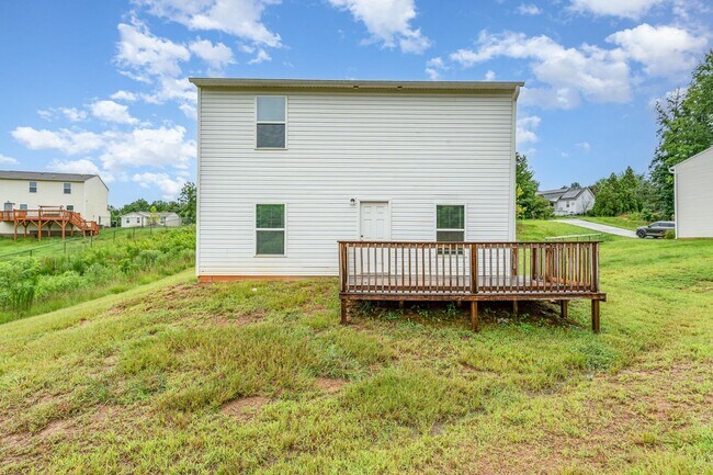 Building Photo - Recent Rent Reduction! Recent Rent Reducti...