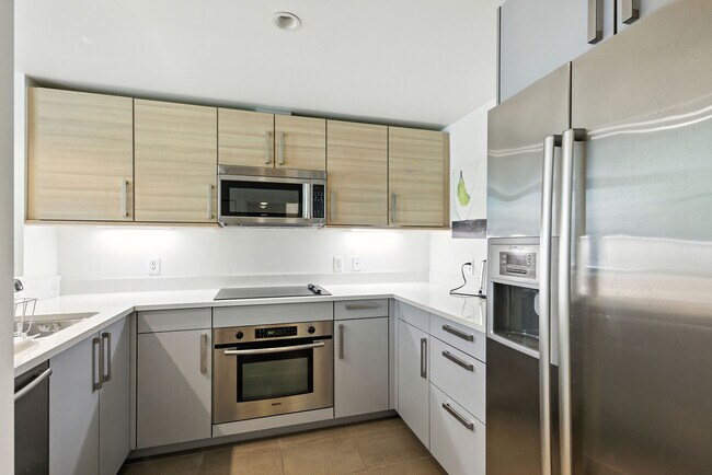 Building Photo - 555 4th St