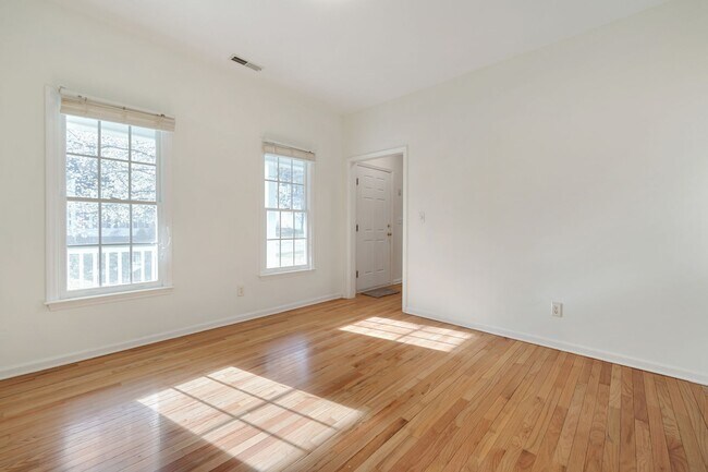 Building Photo - Renovated 4 bed/2.5 bath in Chapel Hill/Carrboro city school district!