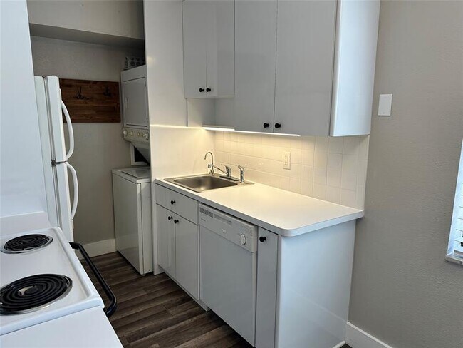 Building Photo - 620 NE 28th St