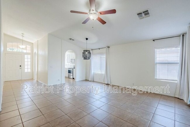 Building Photo - 2530 E Camellia Dr