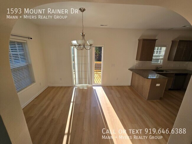 Building Photo - 1593 Mount Rainer Dr