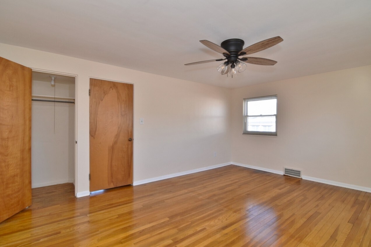 Building Photo - 2025 Riverside Dr