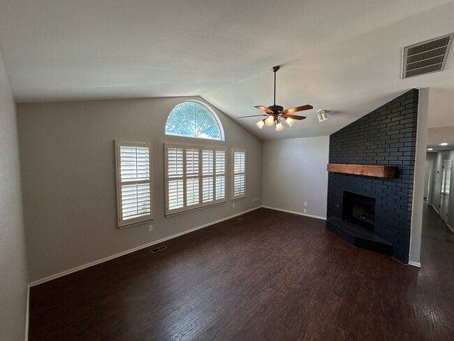 Building Photo - 525 Ridgecrest Rd