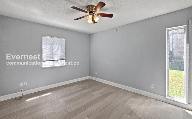 Building Photo - 1 Bed/1 Bath Condo with Off-Street Parking / Pet-Friendly / Vouchers Accepted / Available Now!