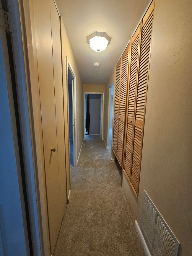 Building Photo - 3 Bedroom House Available July 15, 2026