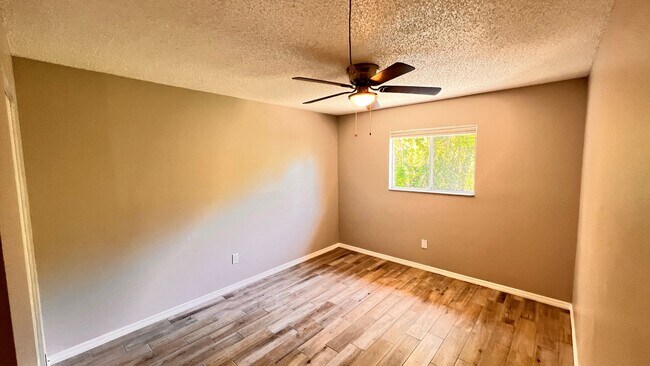 Building Photo - NEWLY RENOVATED 3 Bedroom/2 Bath Unit! Was...