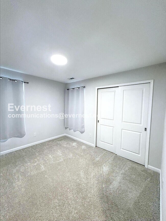 Building Photo - 830 S Greenway Dr