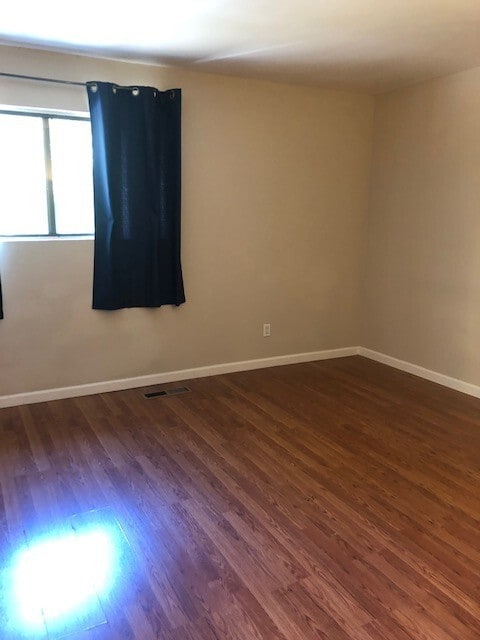 Building Photo - 2 Bedroom 1.5 bath Townhome!