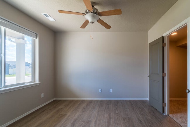 Building Photo - 705 Condor Dr