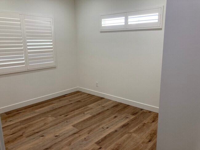 Building Photo - 648 N Serrano Ave