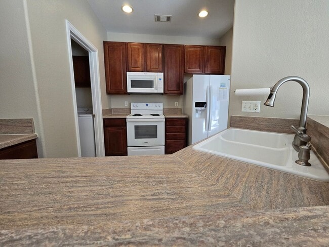 Building Photo - Fresh 2 bedroom, 2 bathroom condo located in Meadows on the Parkway in the heart of Boulder.