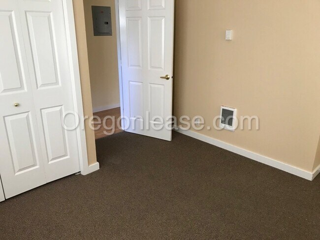 Building Photo - Blocks from UO! 2 bedroom 1 bath with in u...