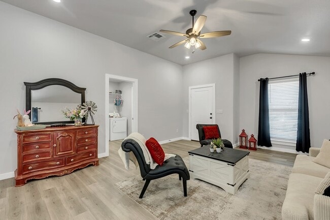 Building Photo - 460 Staghorn Dr