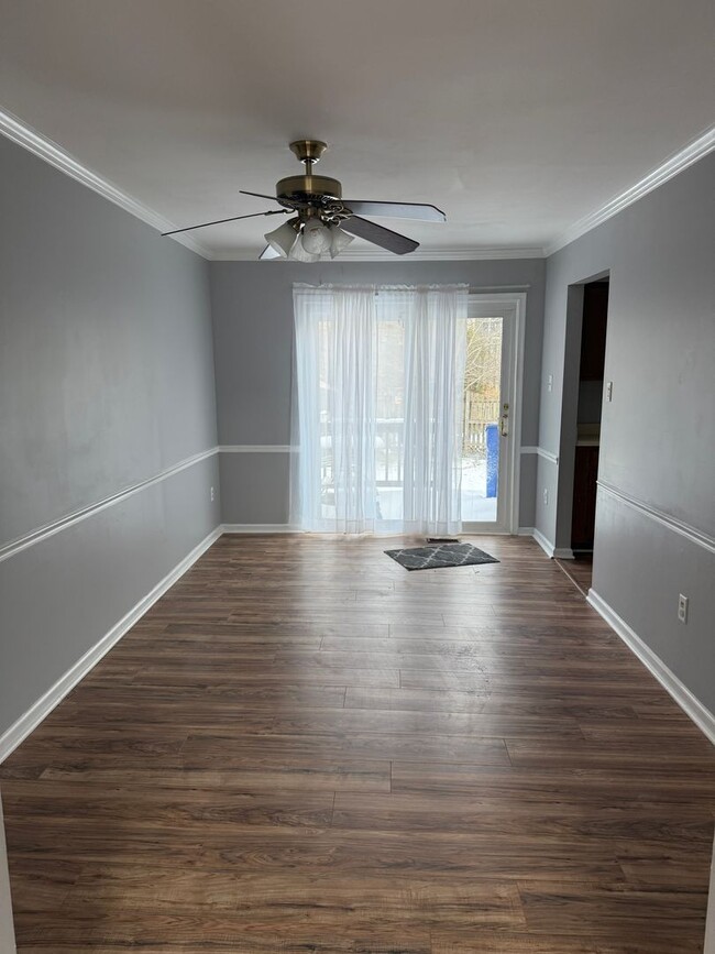 Building Photo - Winter Move-In Special! $400 Off – Beautif...